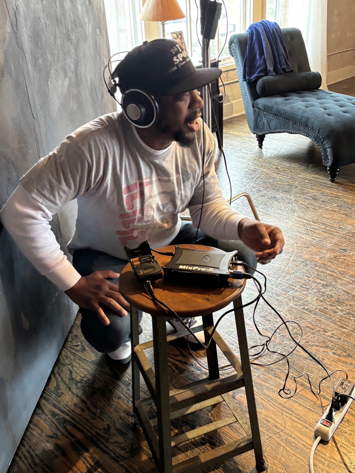 A high-quality microphone capturing sound in a professional recording studio, with sound waves visually represented around it. Focus on clarity and precision. Use soft lighting. 4k resolution.